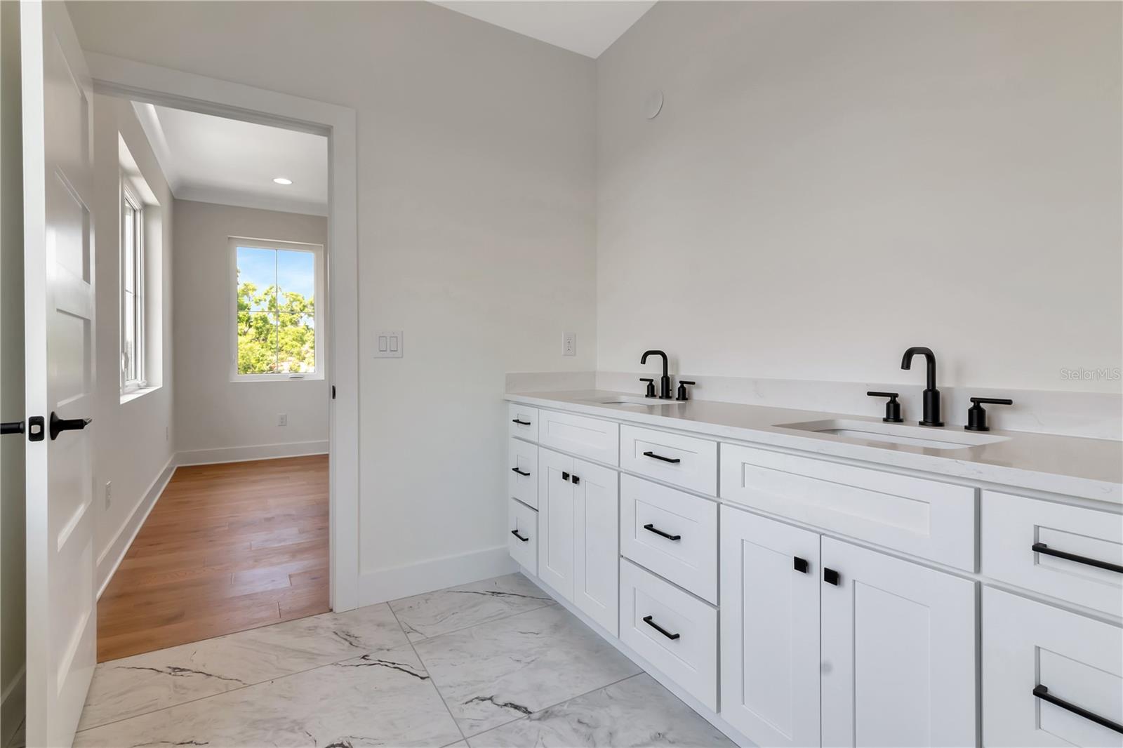 Listing photo id 30 for 407 Albany Avenue 3