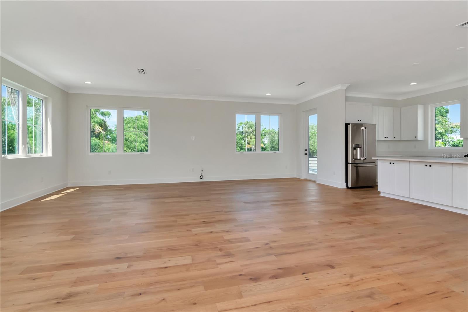 Listing photo id 5 for 407 Albany Avenue 3