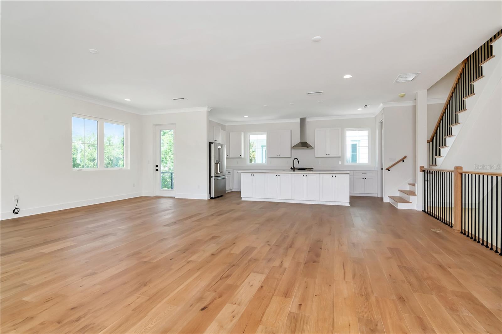 Listing photo id 6 for 407 Albany Avenue 3