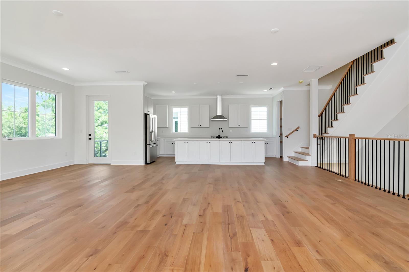 Listing photo id 7 for 407 Albany Avenue 3