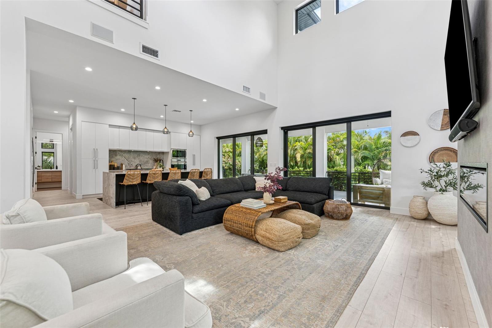 Listing photo id 8 for 4527 Azeele Street