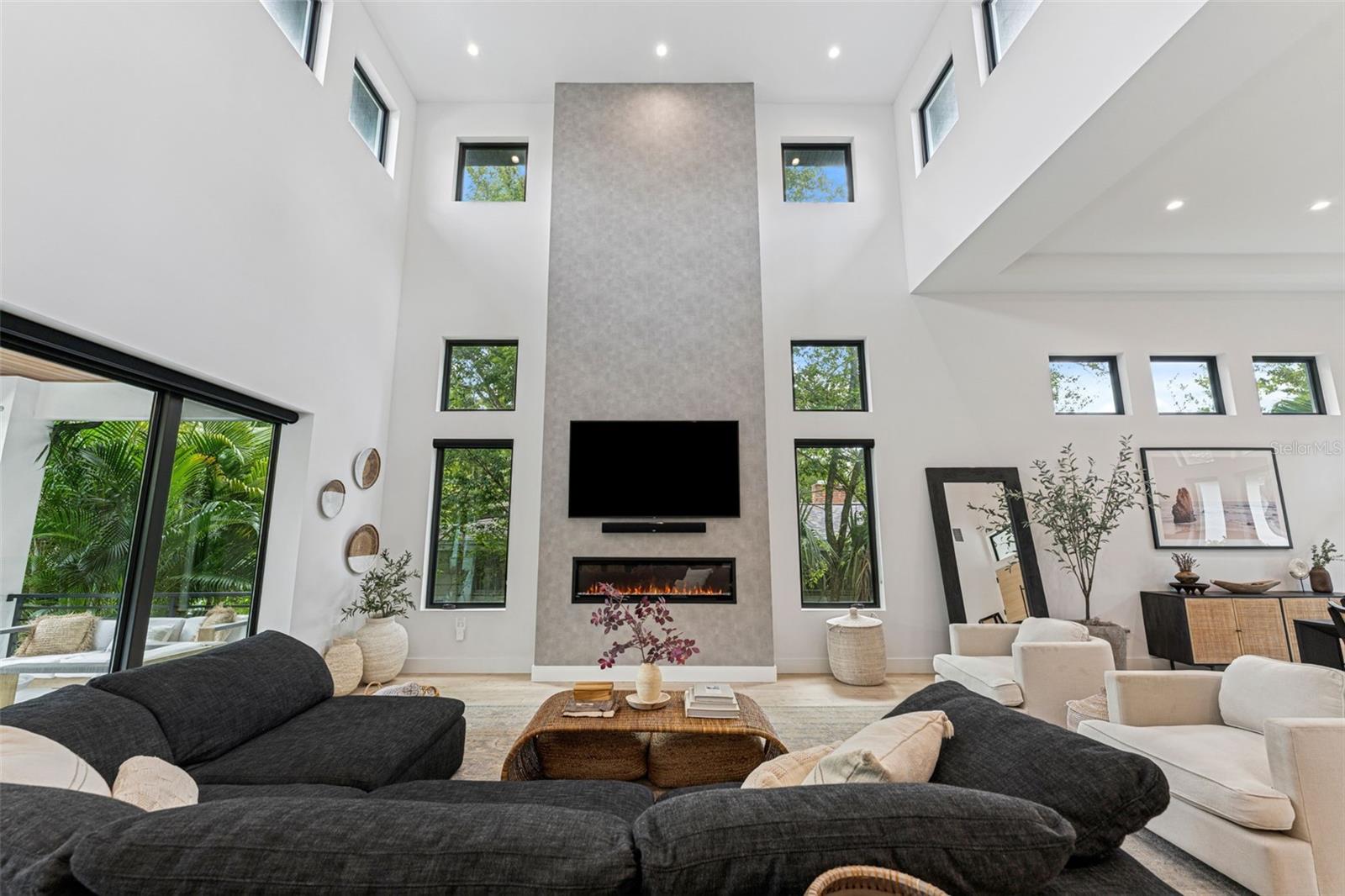 Listing photo id 9 for 4527 Azeele Street