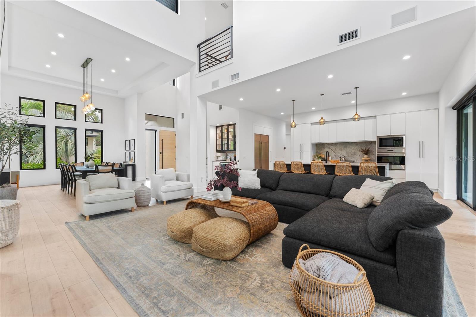 Listing photo id 10 for 4527 Azeele Street