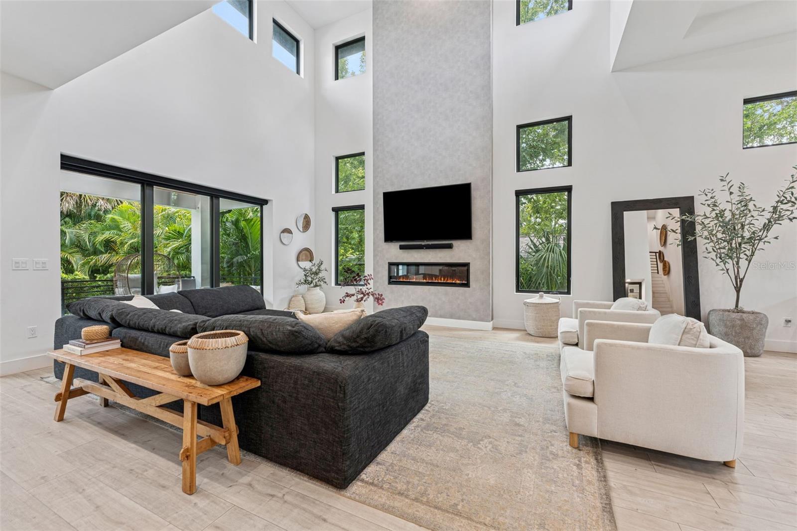 Listing photo id 11 for 4527 Azeele Street