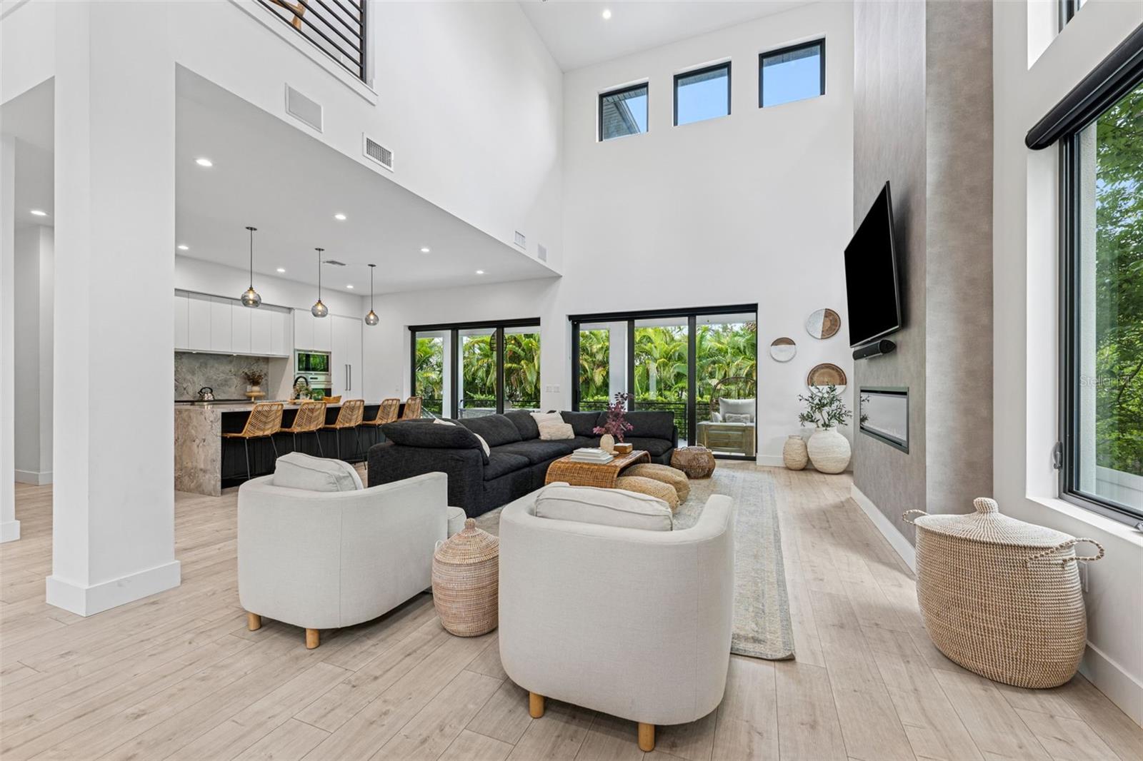 Listing photo id 12 for 4527 Azeele Street