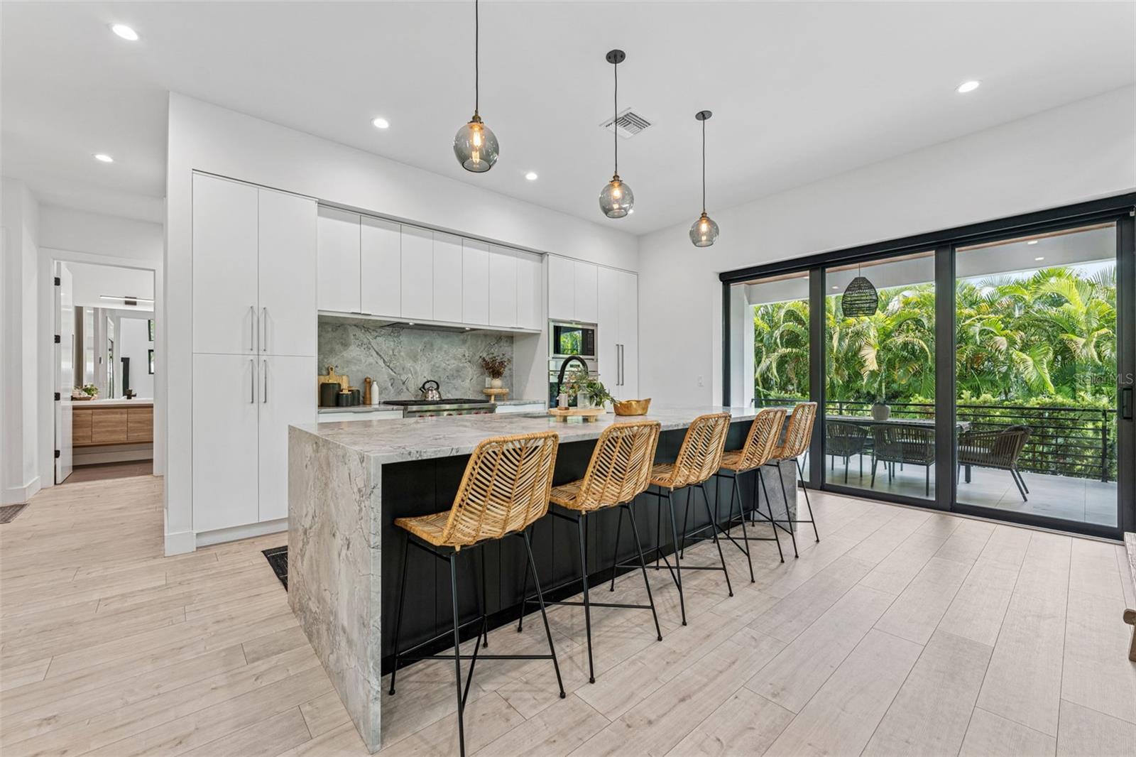 Listing photo id 13 for 4527 Azeele Street