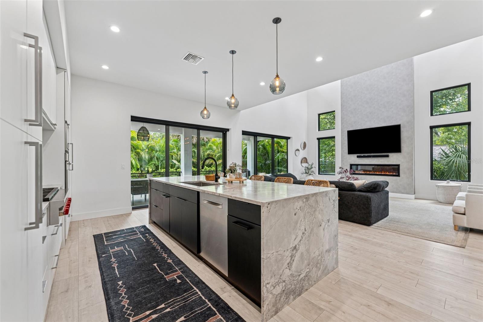Listing photo id 14 for 4527 Azeele Street