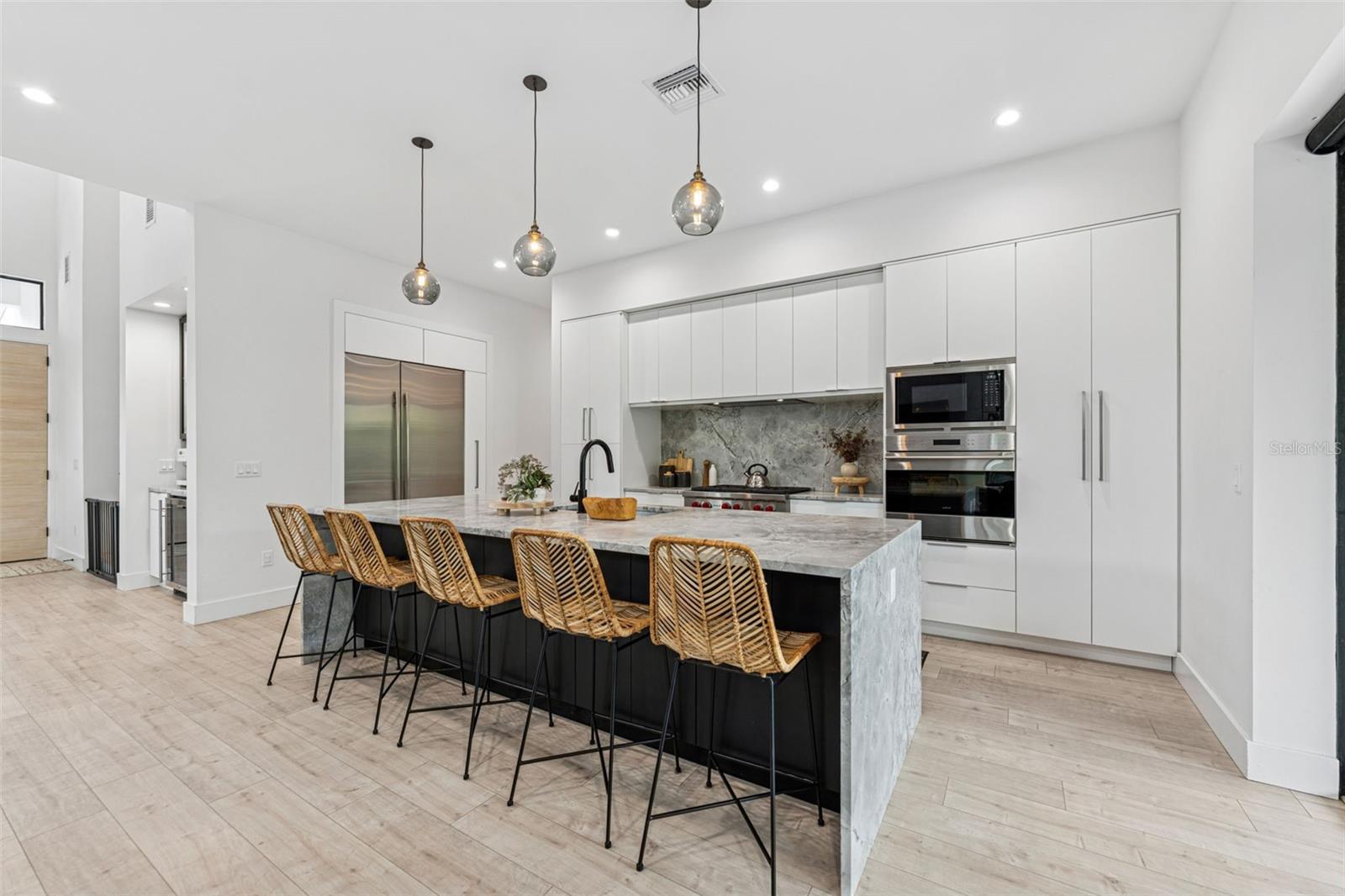 Listing photo id 15 for 4527 Azeele Street