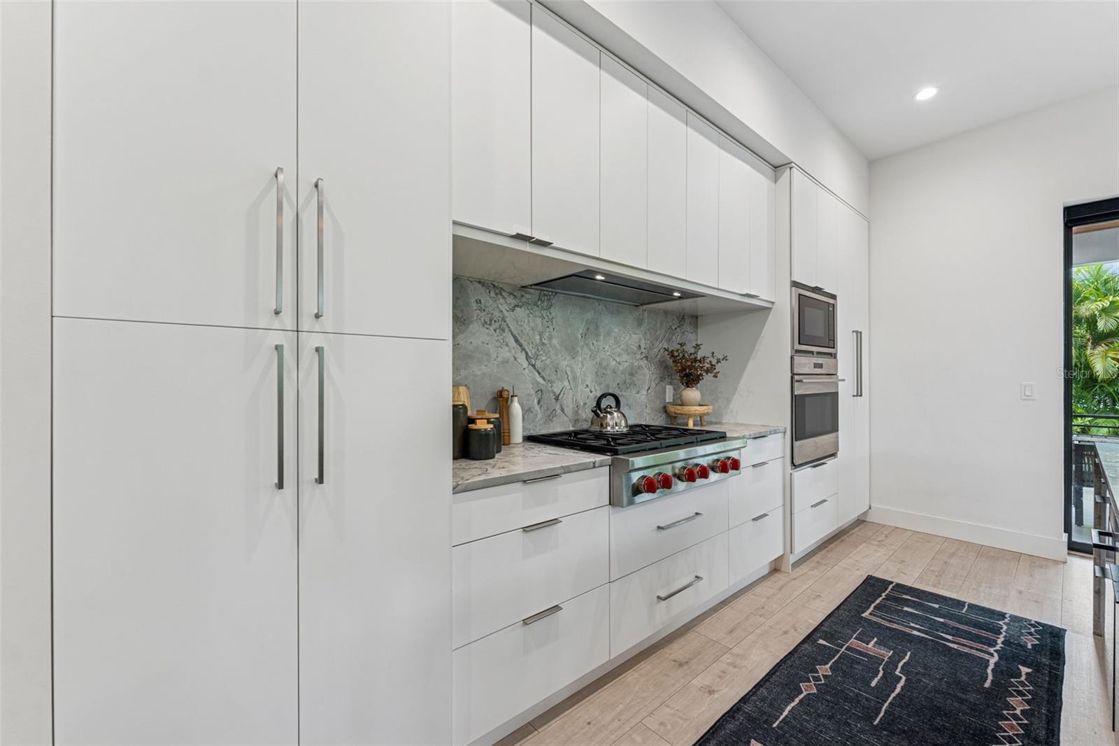 Listing photo id 16 for 4527 Azeele Street