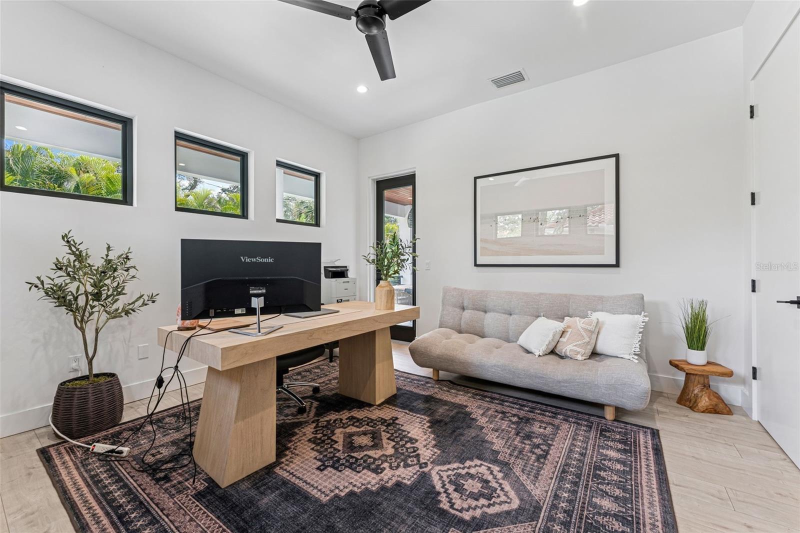 Listing photo id 17 for 4527 Azeele Street