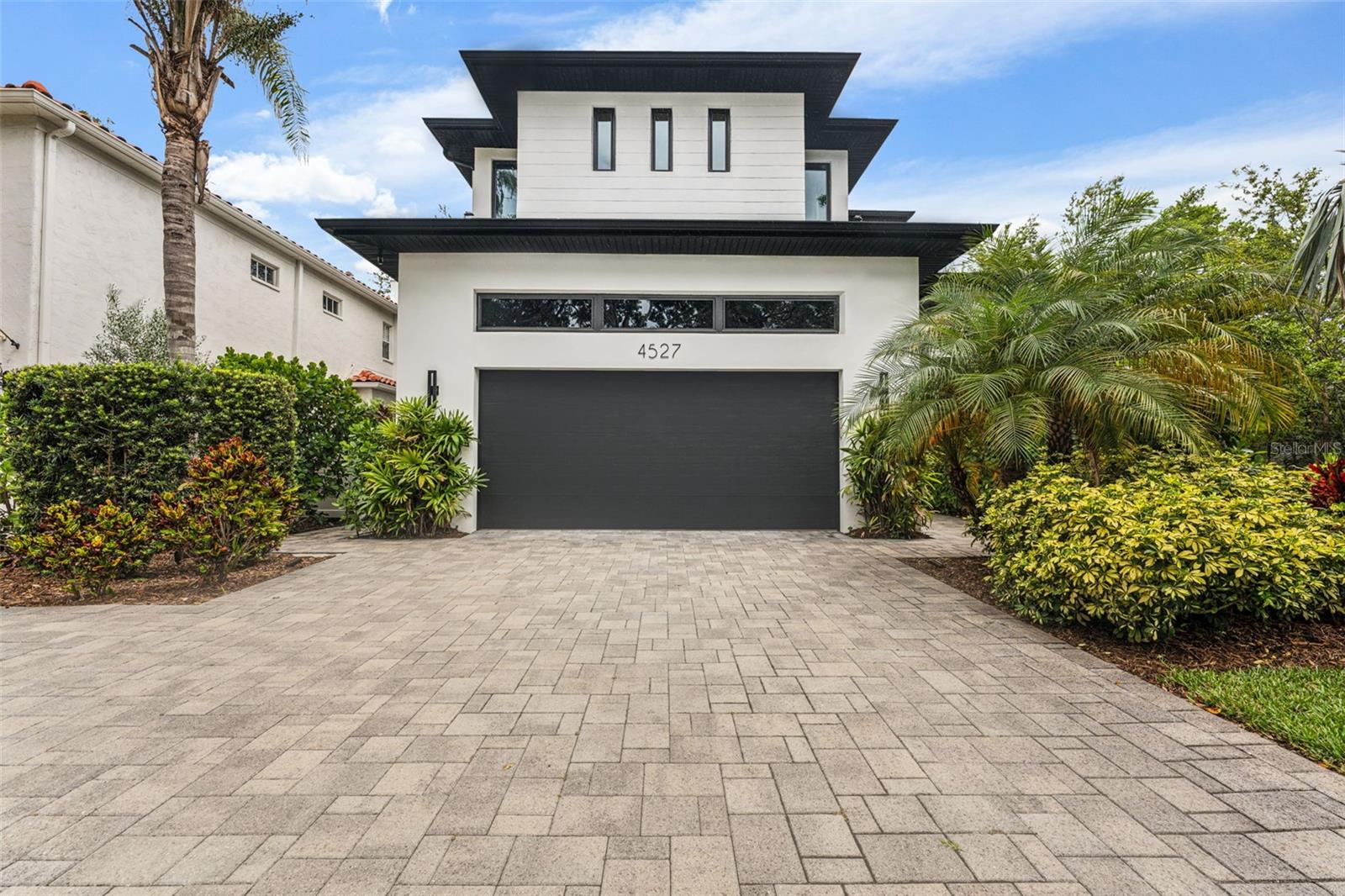 Listing photo id 0 for 4527 Azeele Street