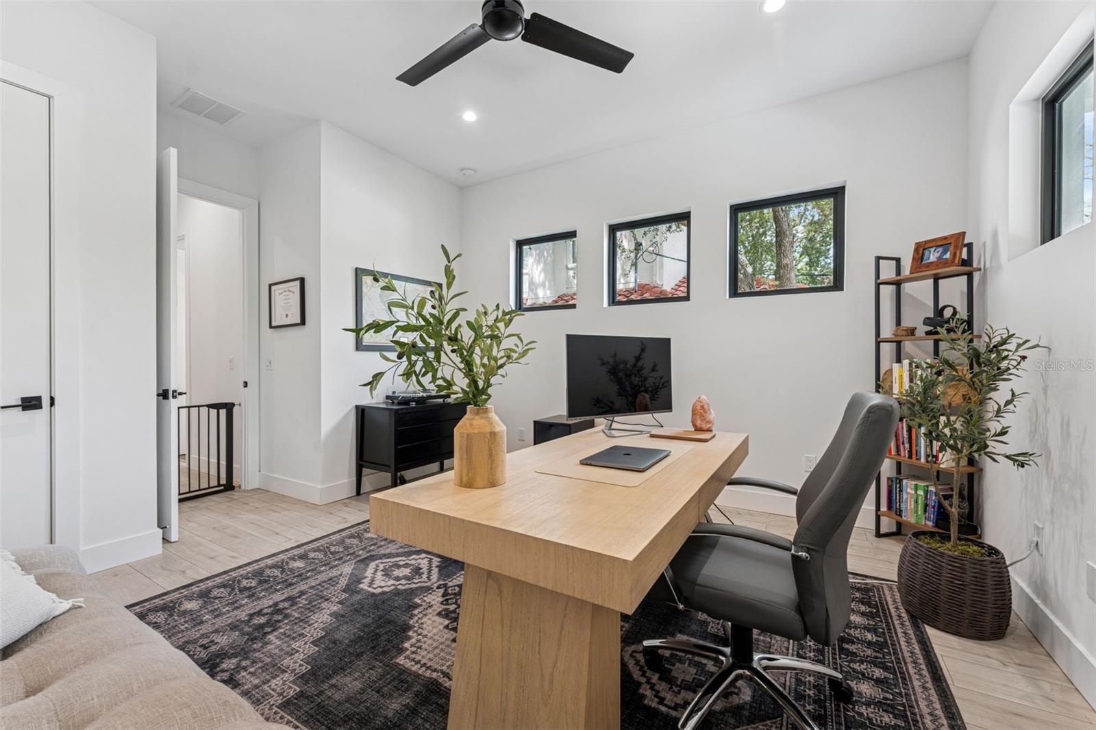 Listing photo id 18 for 4527 Azeele Street