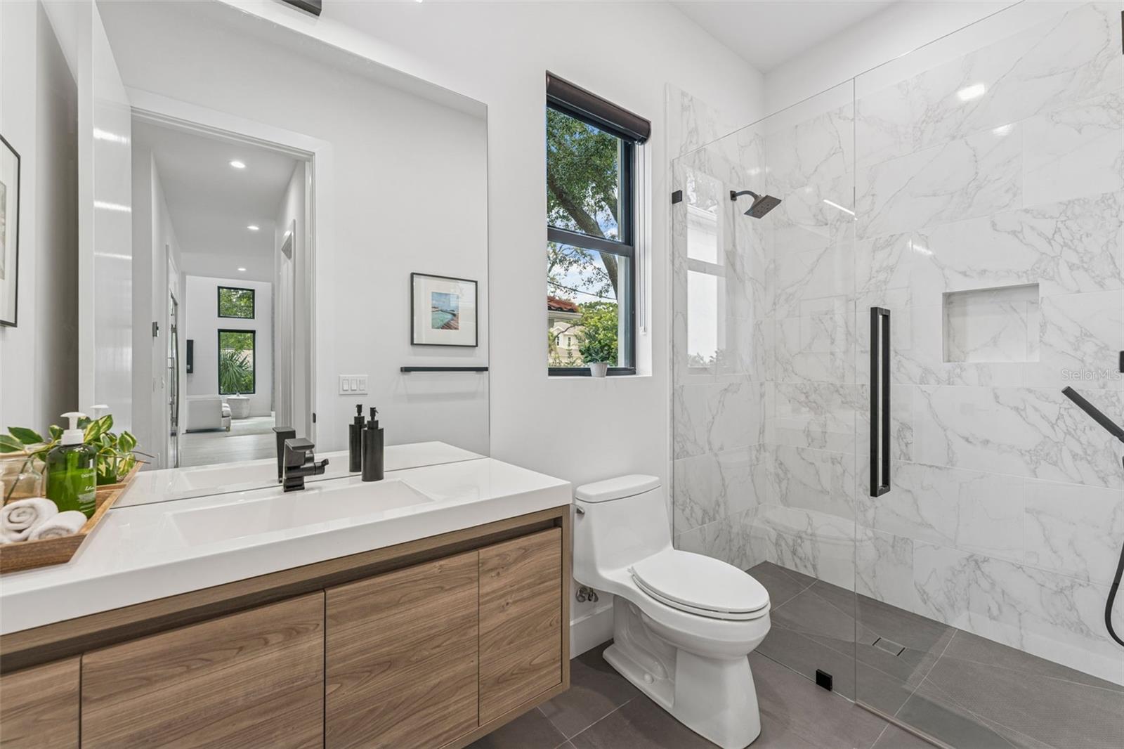 Listing photo id 19 for 4527 Azeele Street