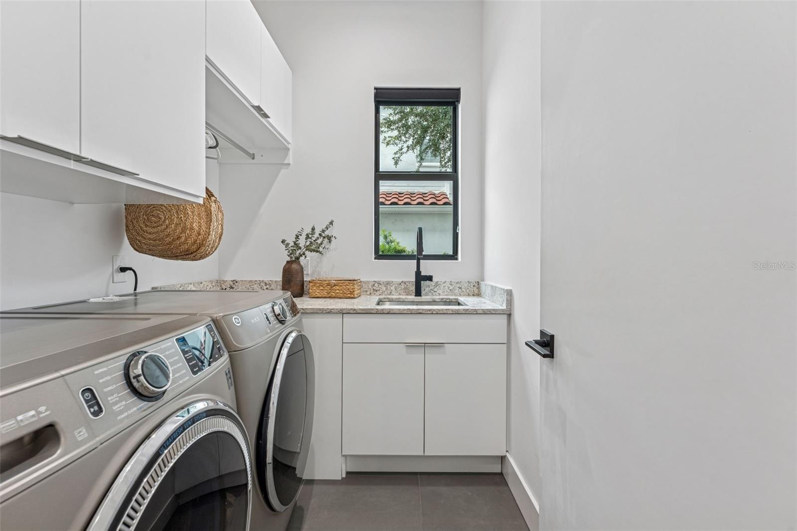 Listing photo id 21 for 4527 Azeele Street