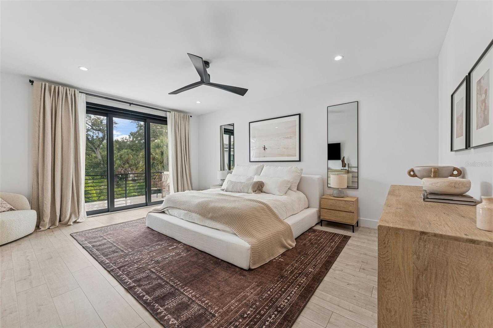 Listing photo id 26 for 4527 Azeele Street