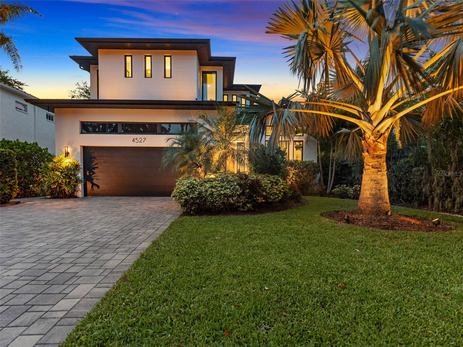 Listing photo id 1 for 4527 Azeele Street