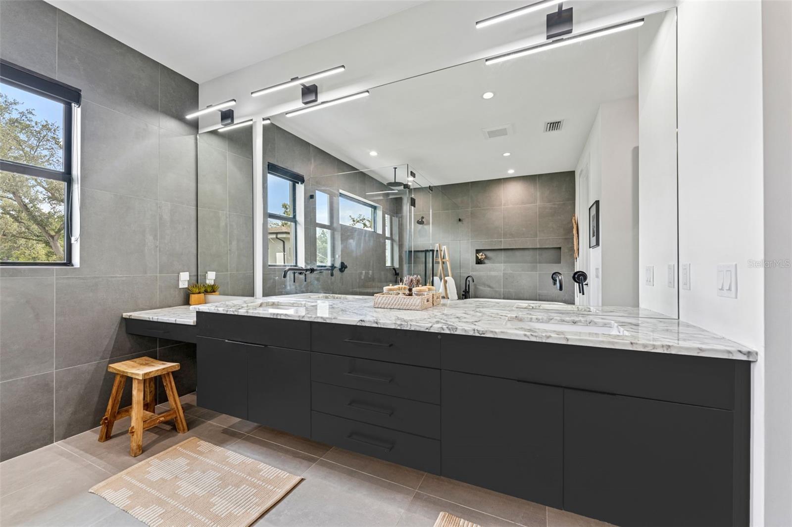 Listing photo id 28 for 4527 Azeele Street