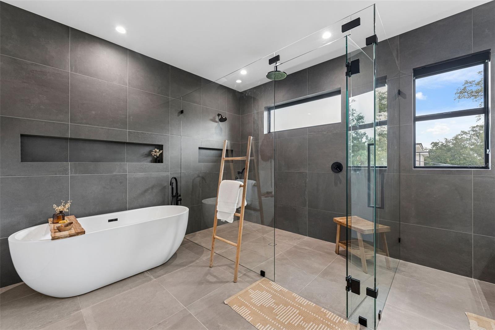 Listing photo id 29 for 4527 Azeele Street