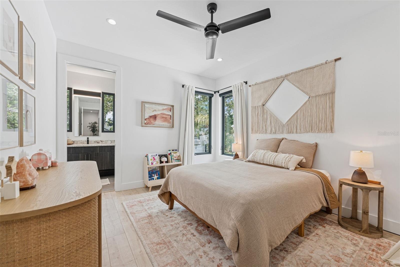 Listing photo id 33 for 4527 Azeele Street