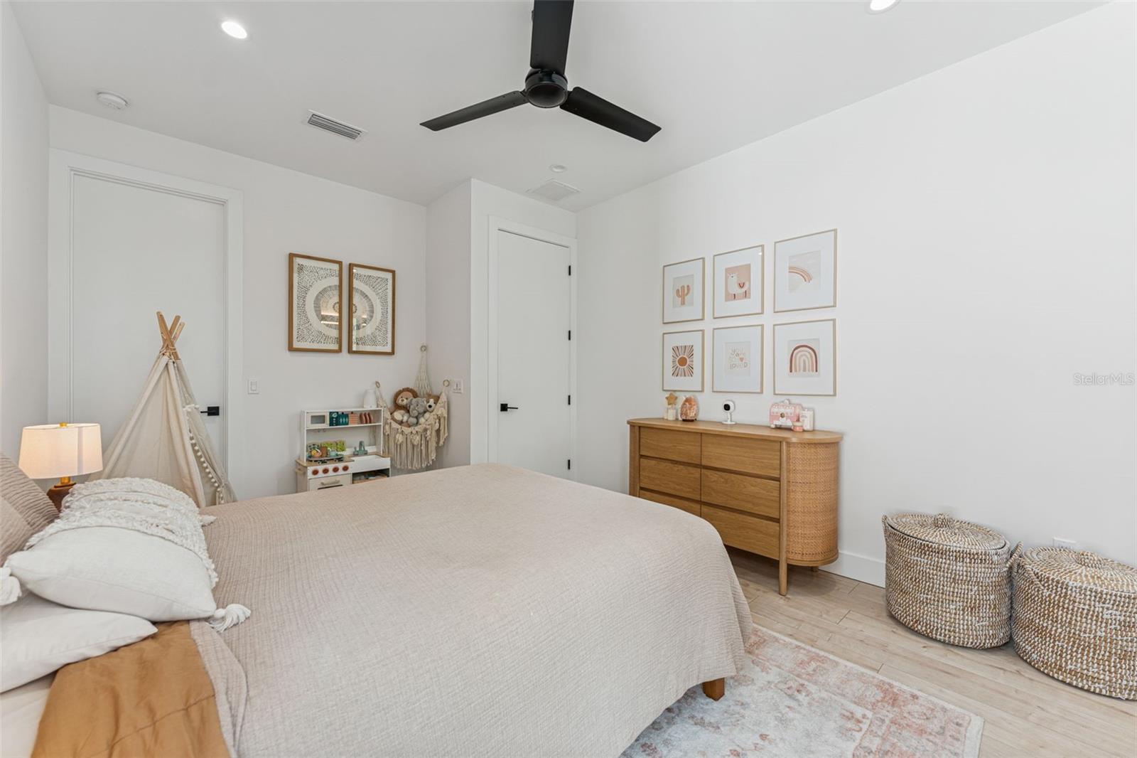 Listing photo id 34 for 4527 Azeele Street