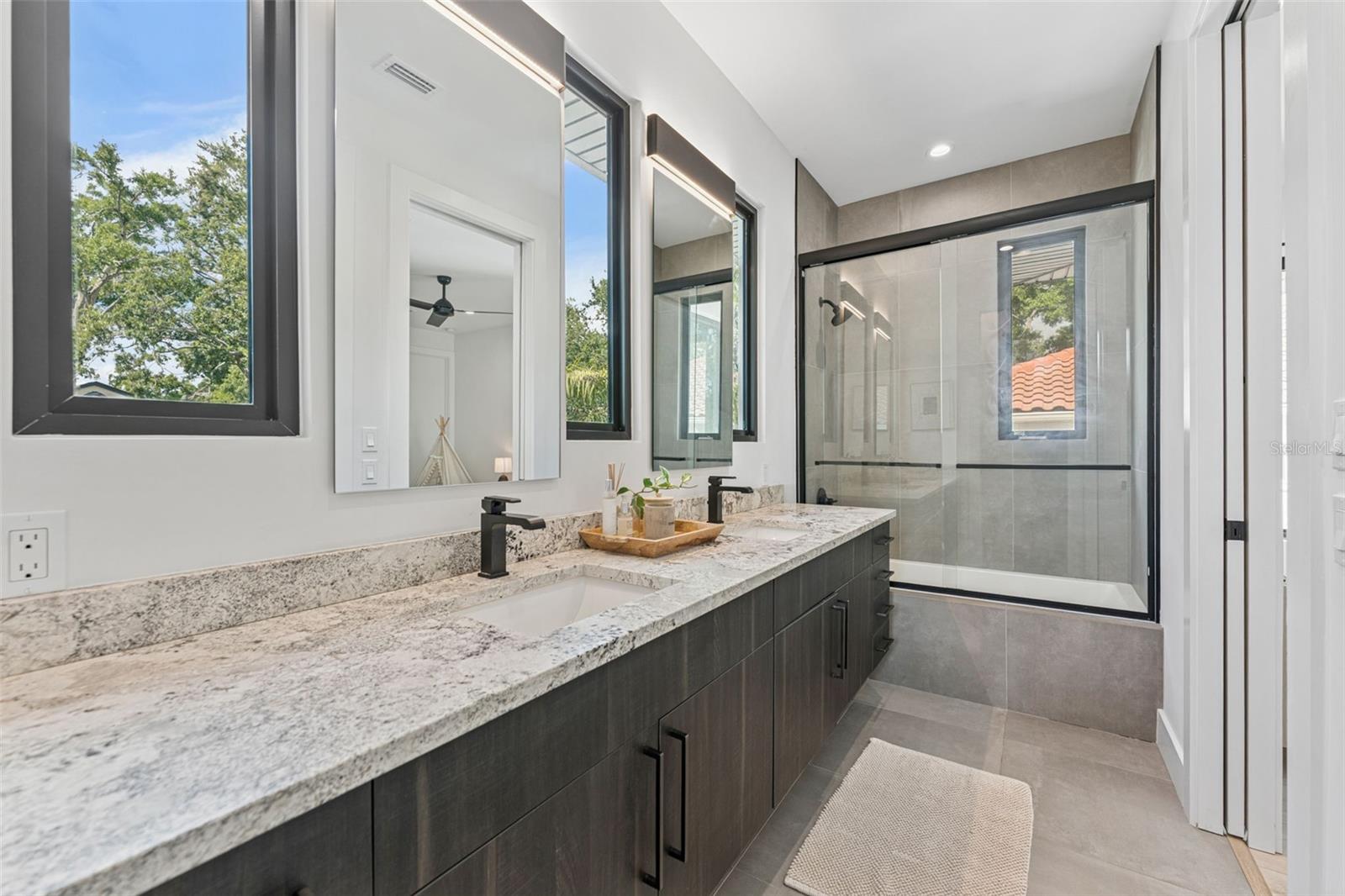 Listing photo id 35 for 4527 Azeele Street