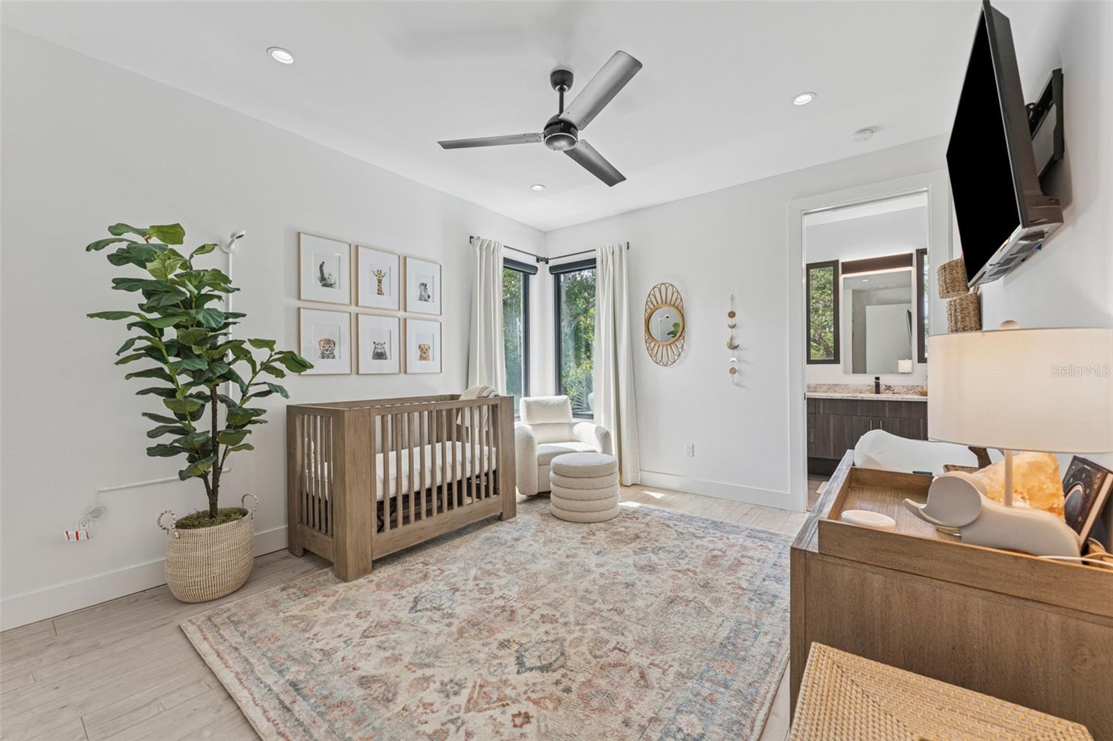 Listing photo id 36 for 4527 Azeele Street