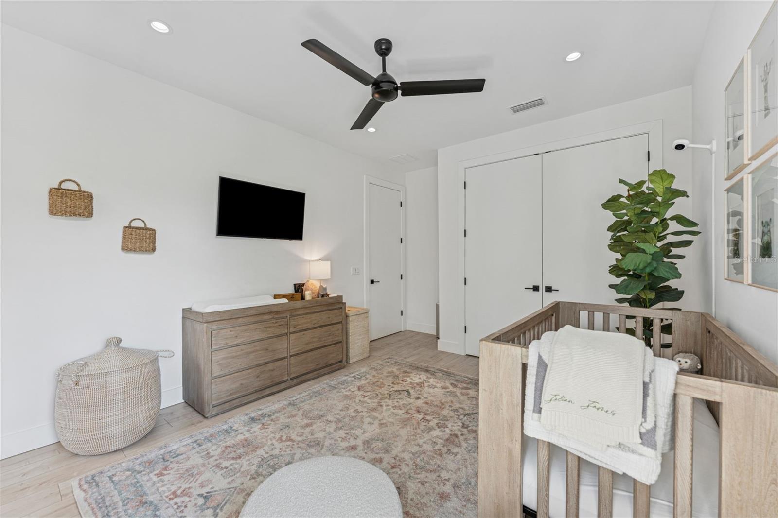 Listing photo id 37 for 4527 Azeele Street