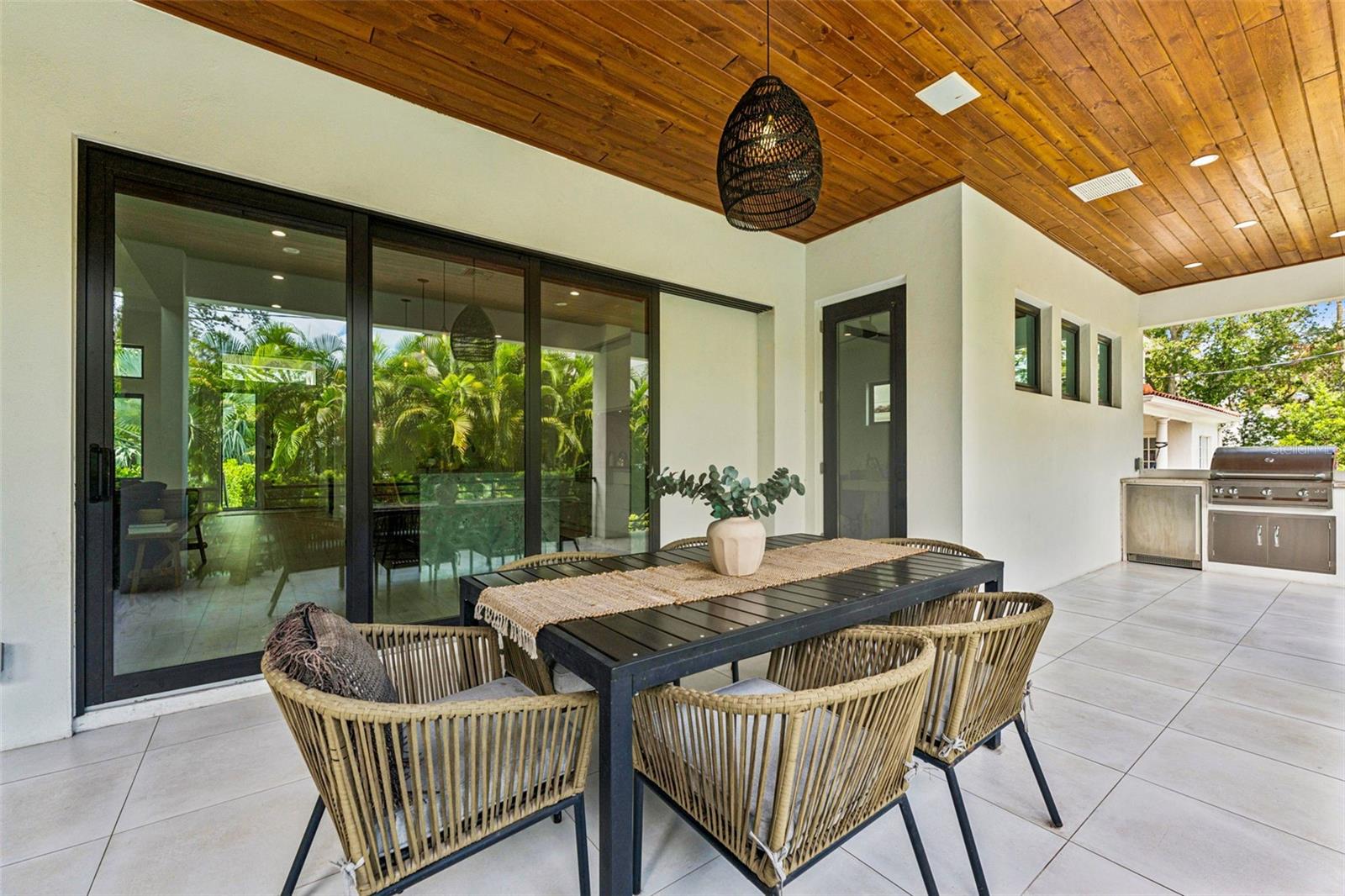 Listing photo id 41 for 4527 Azeele Street