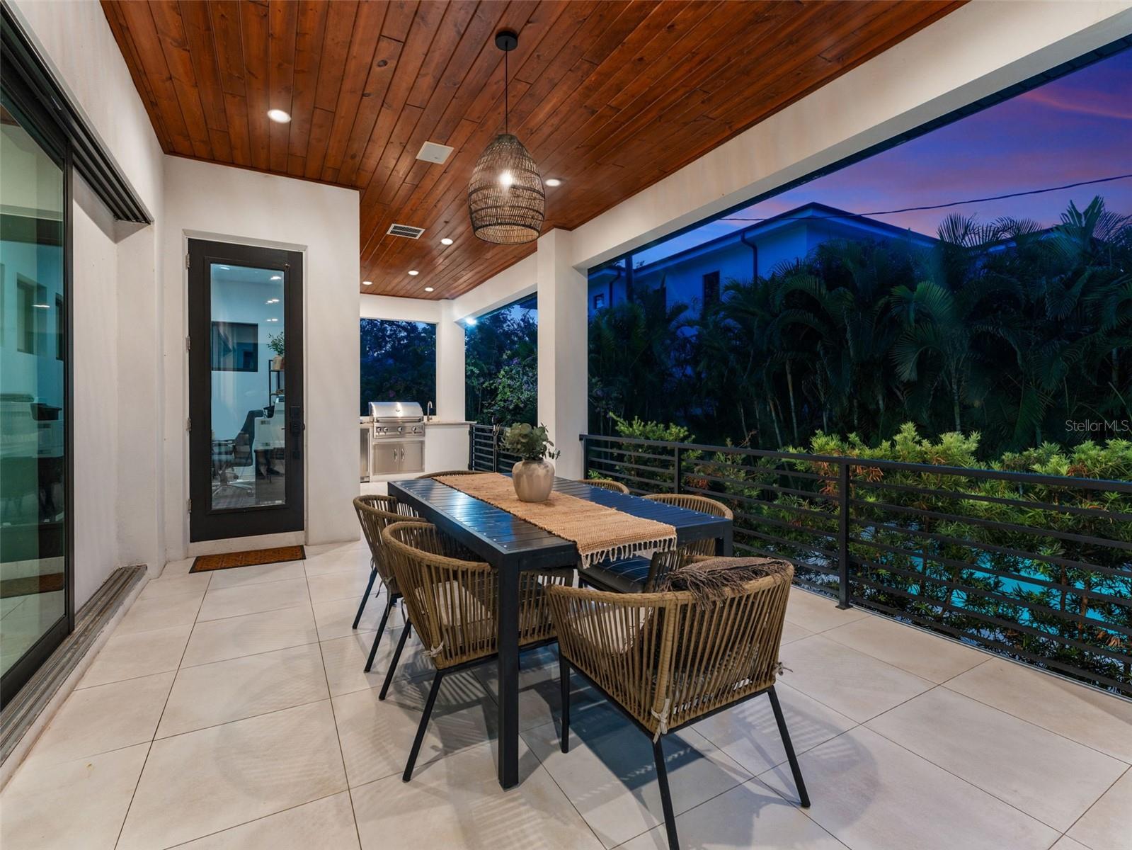 Listing photo id 44 for 4527 Azeele Street