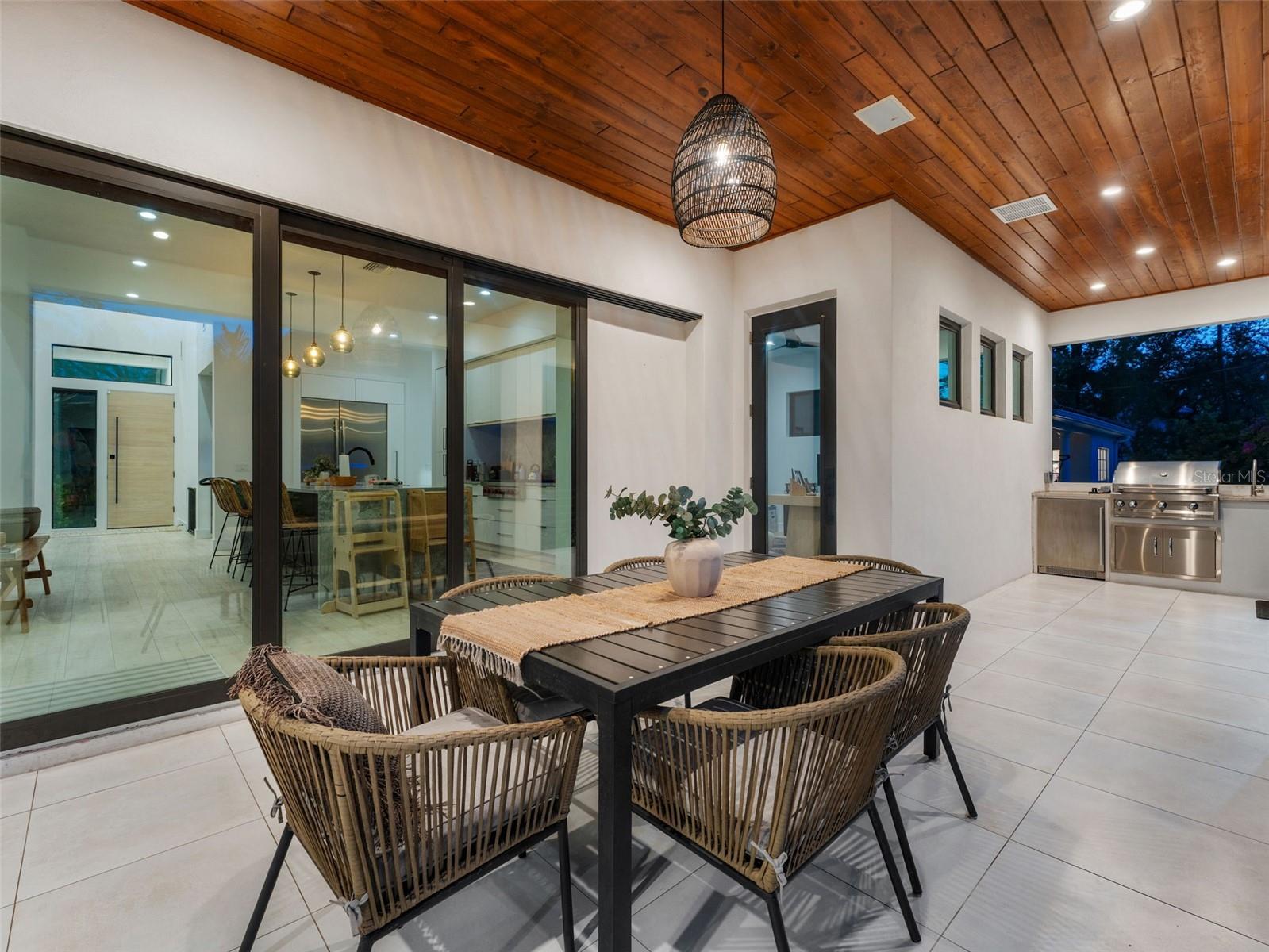 Listing photo id 45 for 4527 Azeele Street