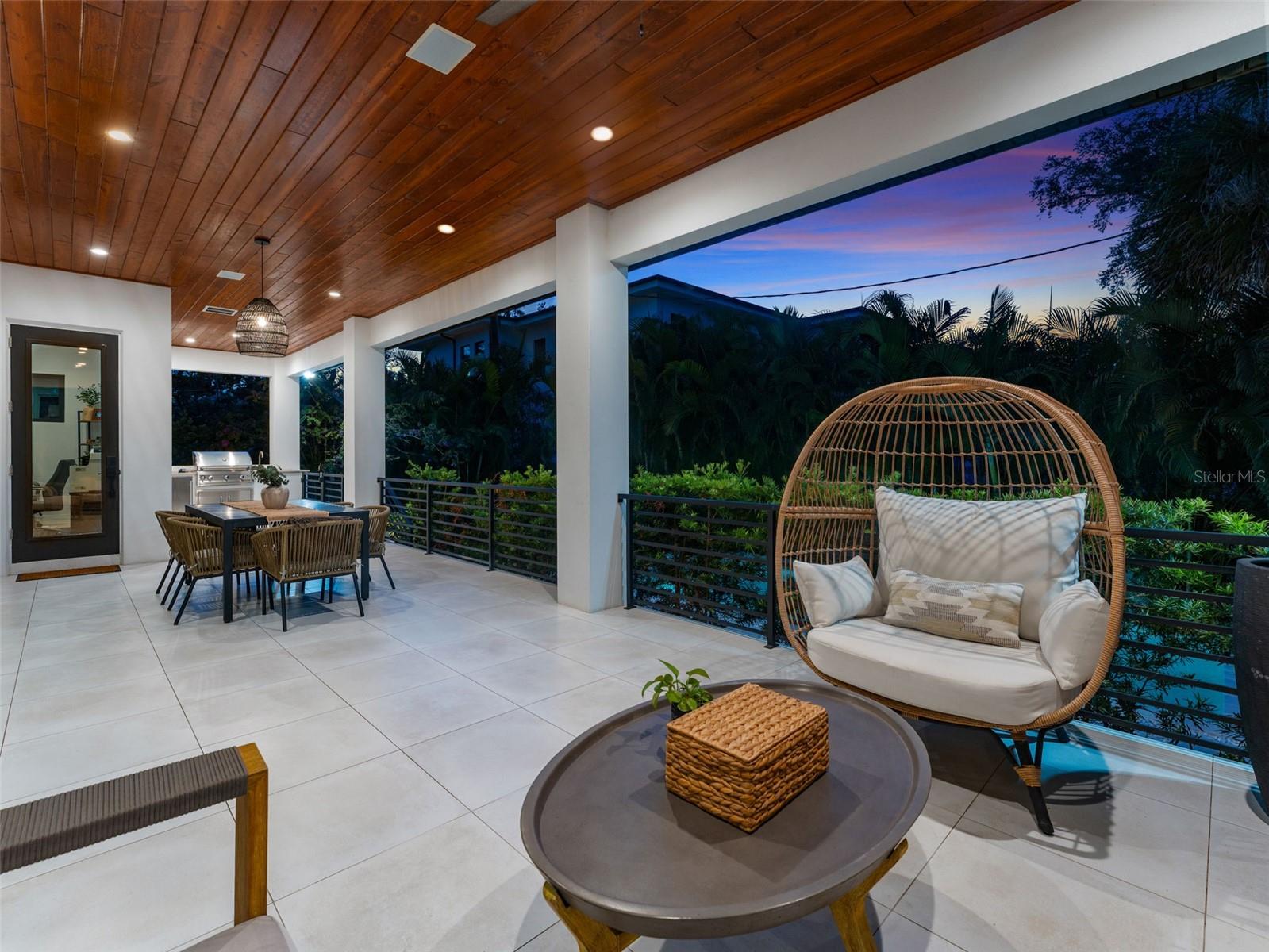 Listing photo id 46 for 4527 Azeele Street