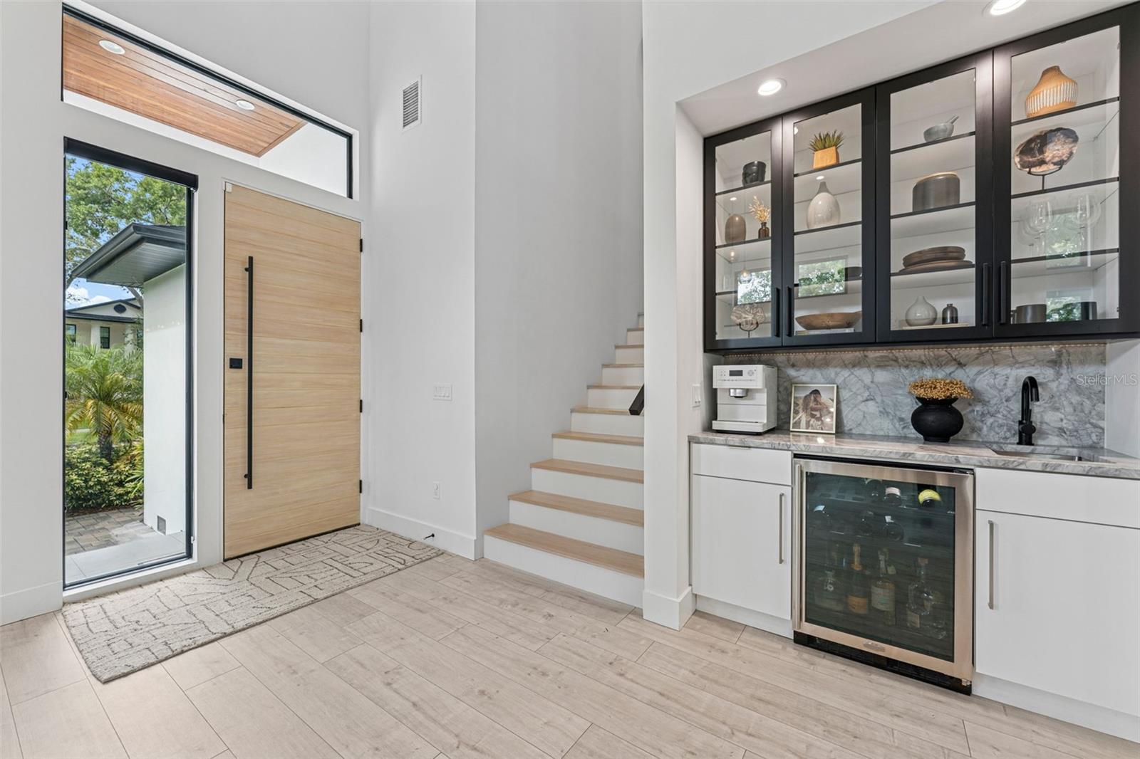 Listing photo id 3 for 4527 Azeele Street