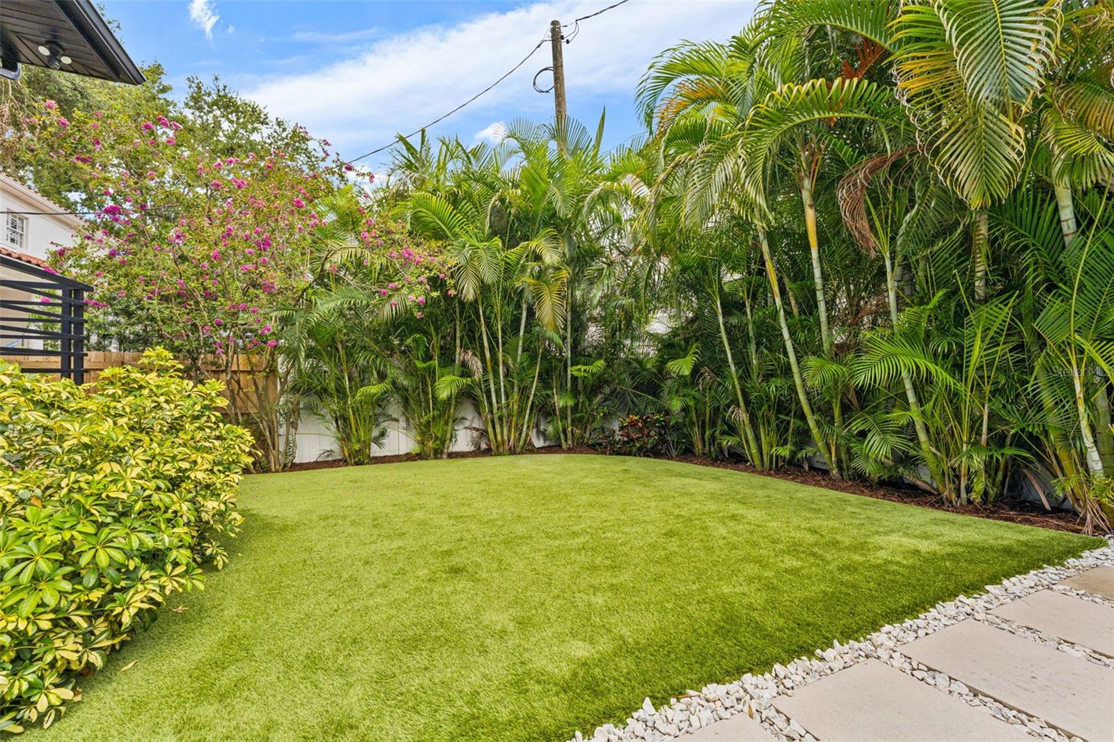 Listing photo id 50 for 4527 Azeele Street