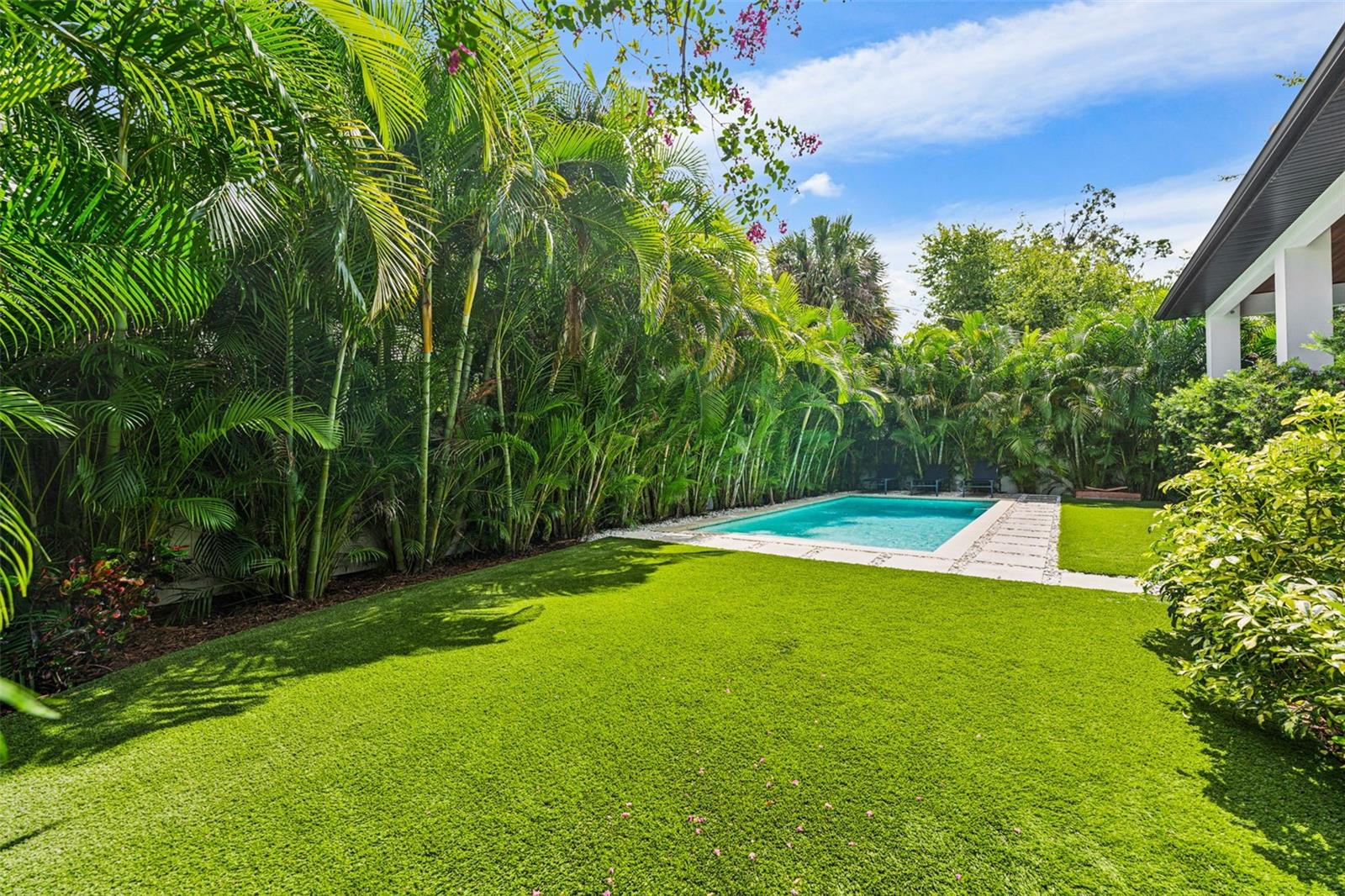 Listing photo id 51 for 4527 Azeele Street