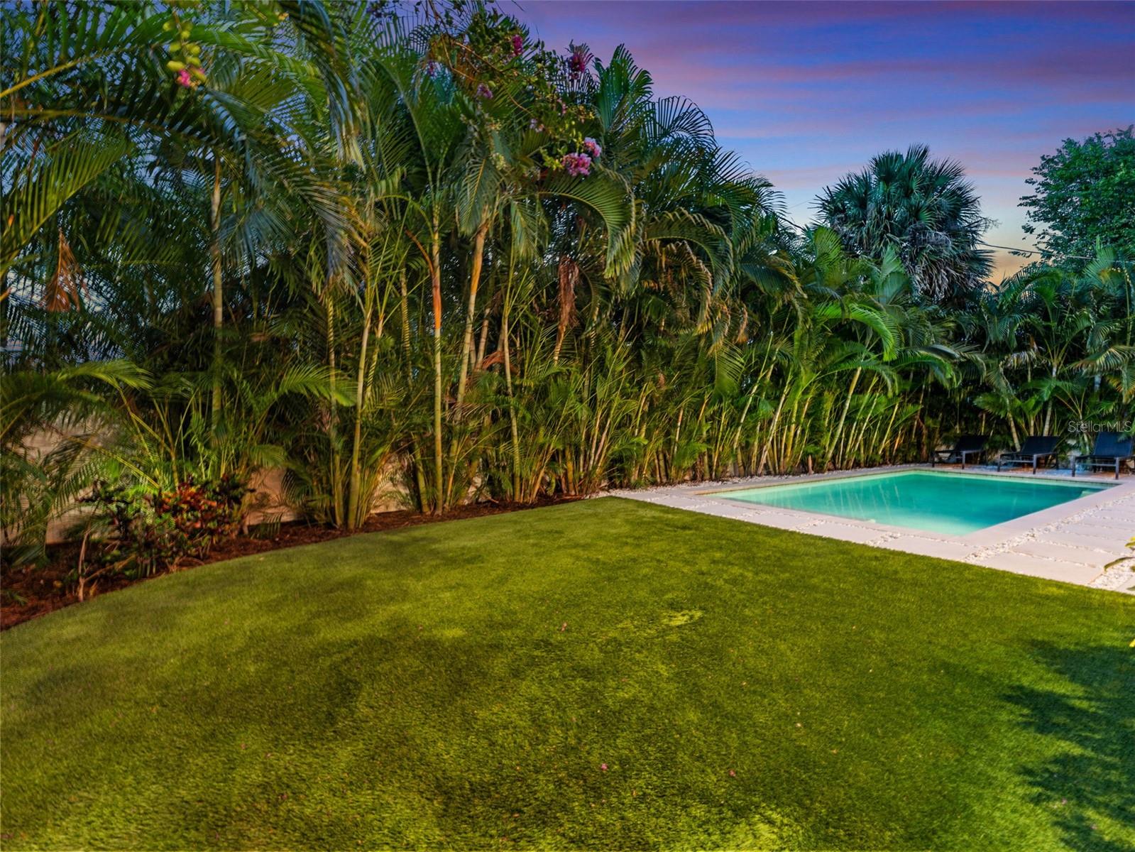 Listing photo id 52 for 4527 Azeele Street