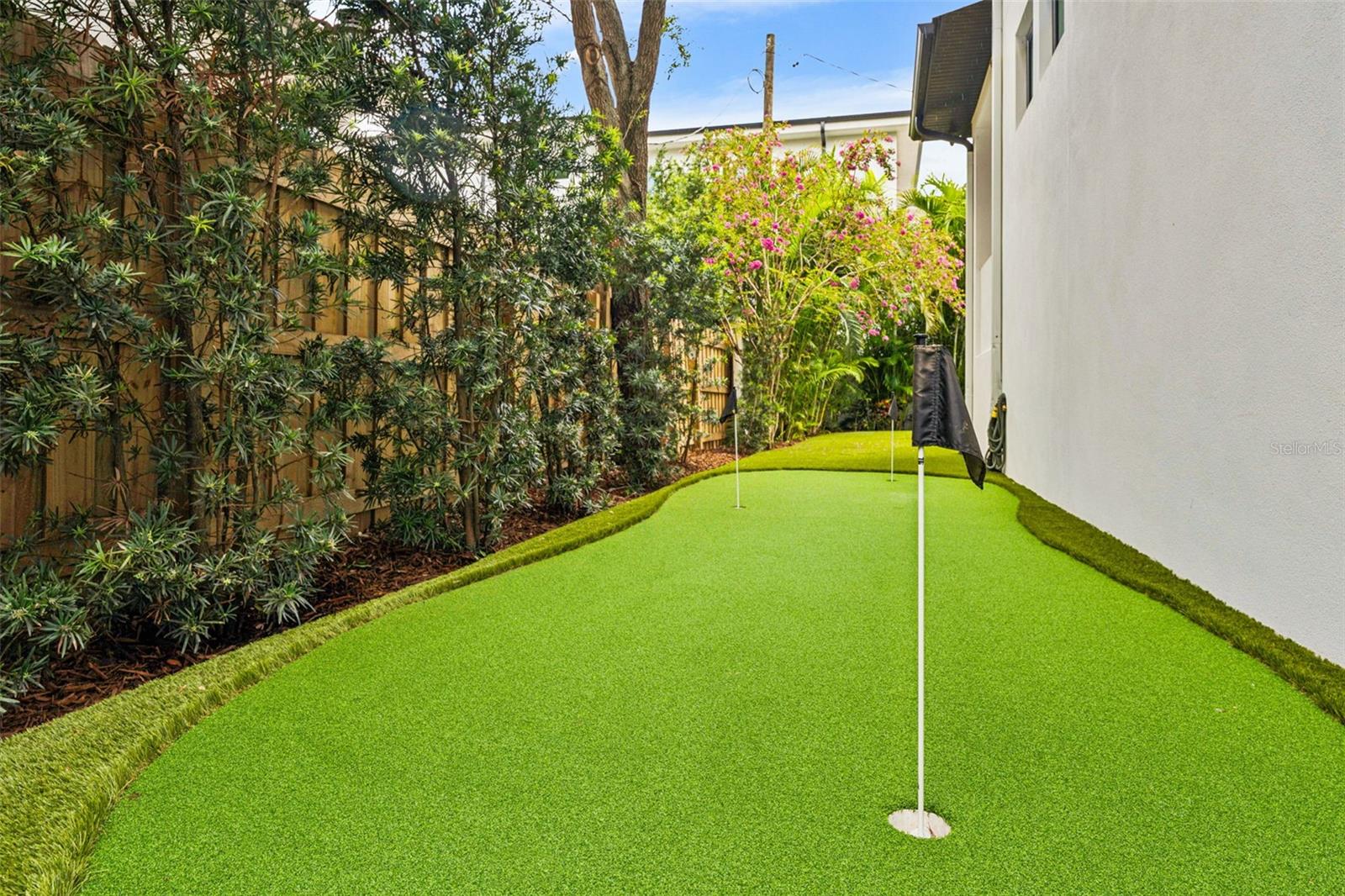Listing photo id 57 for 4527 Azeele Street
