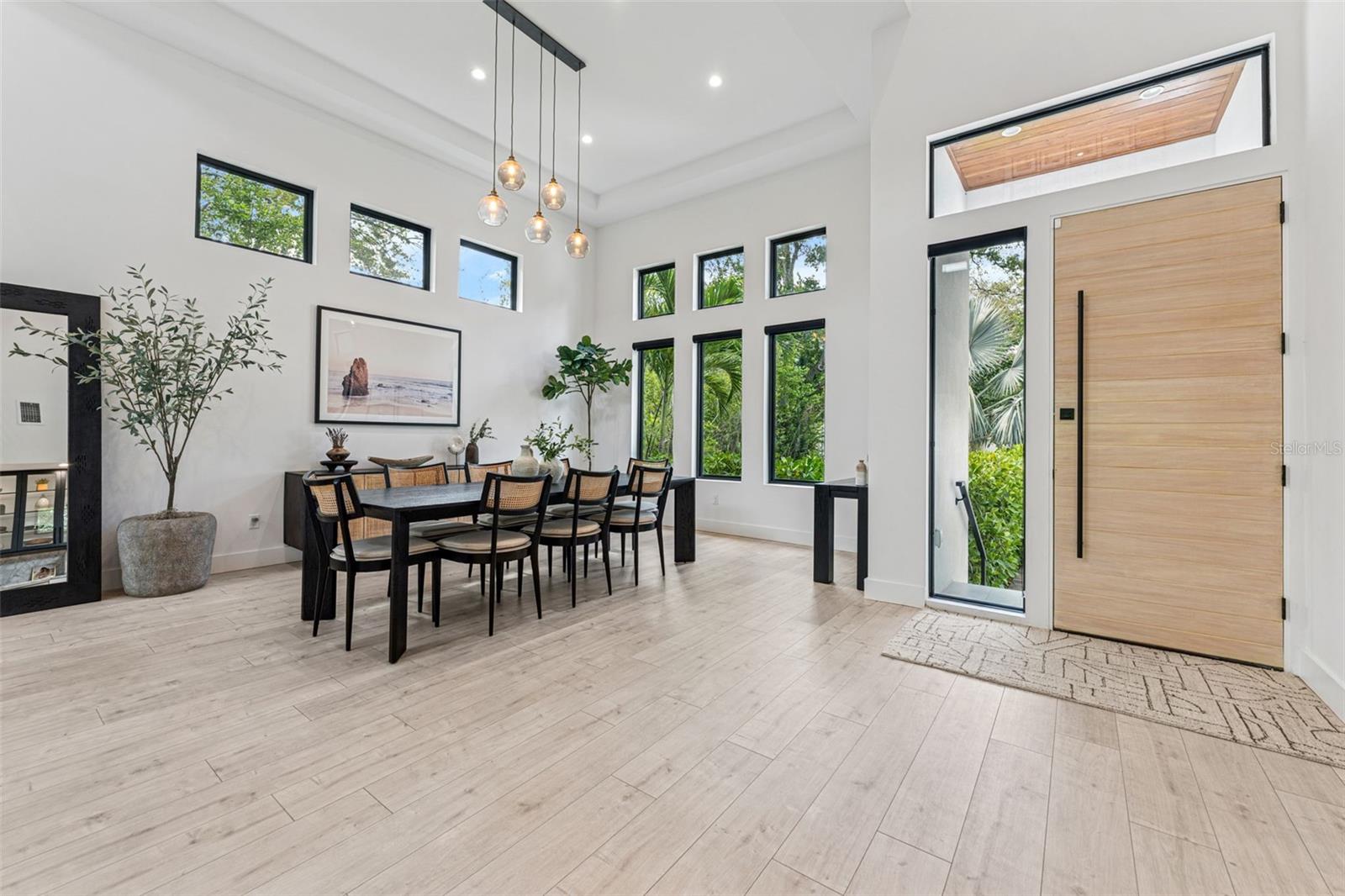 Listing photo id 4 for 4527 Azeele Street
