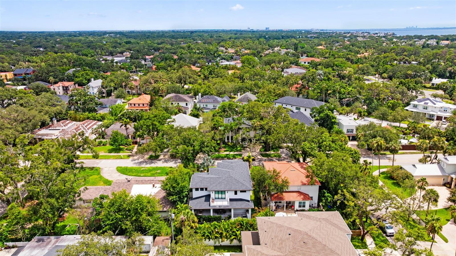 Listing photo id 60 for 4527 Azeele Street