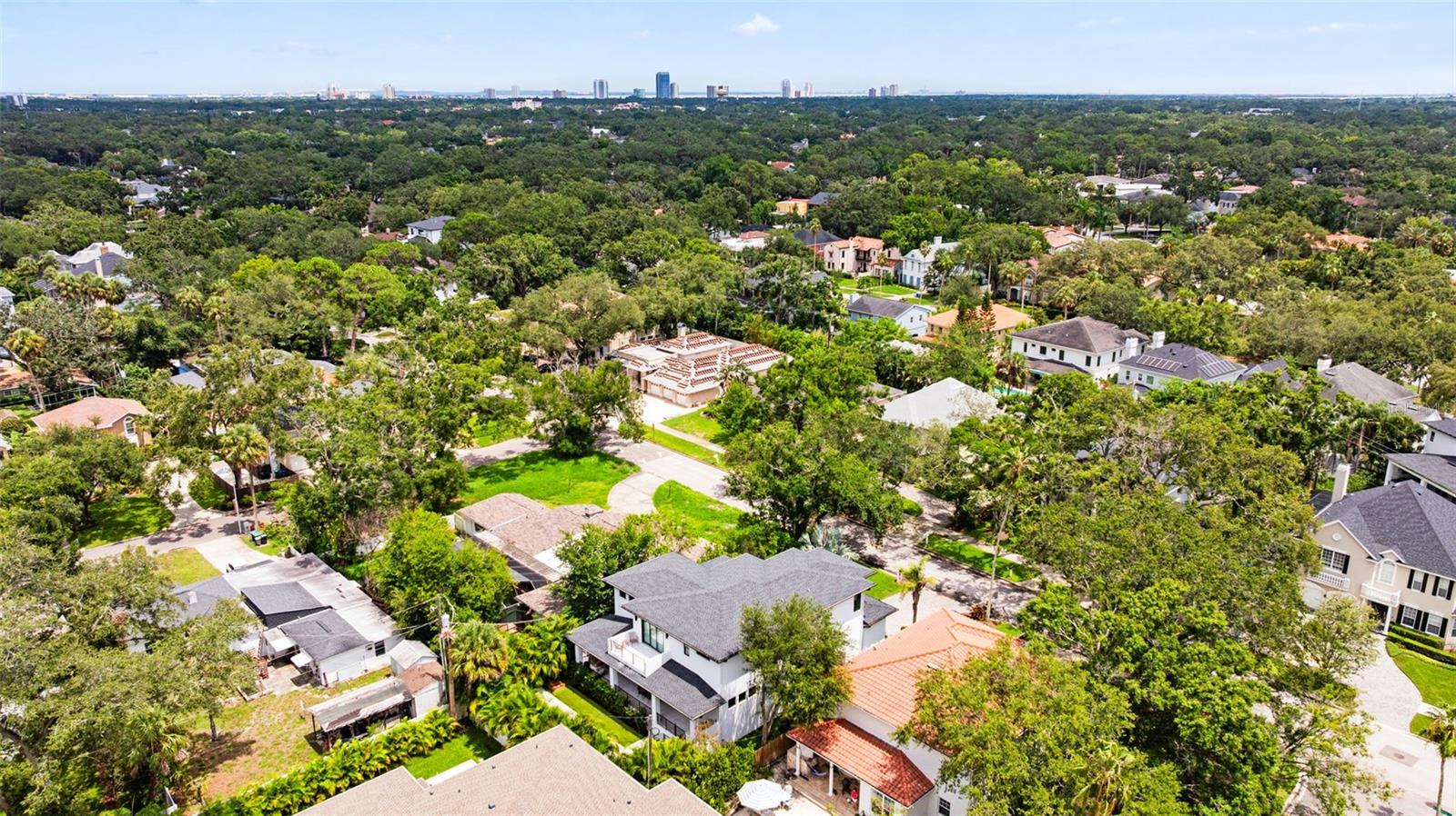 Listing photo id 61 for 4527 Azeele Street