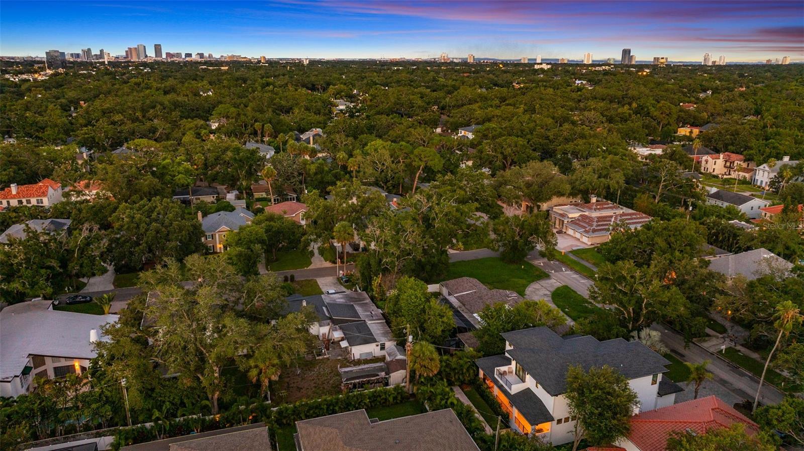Listing photo id 64 for 4527 Azeele Street