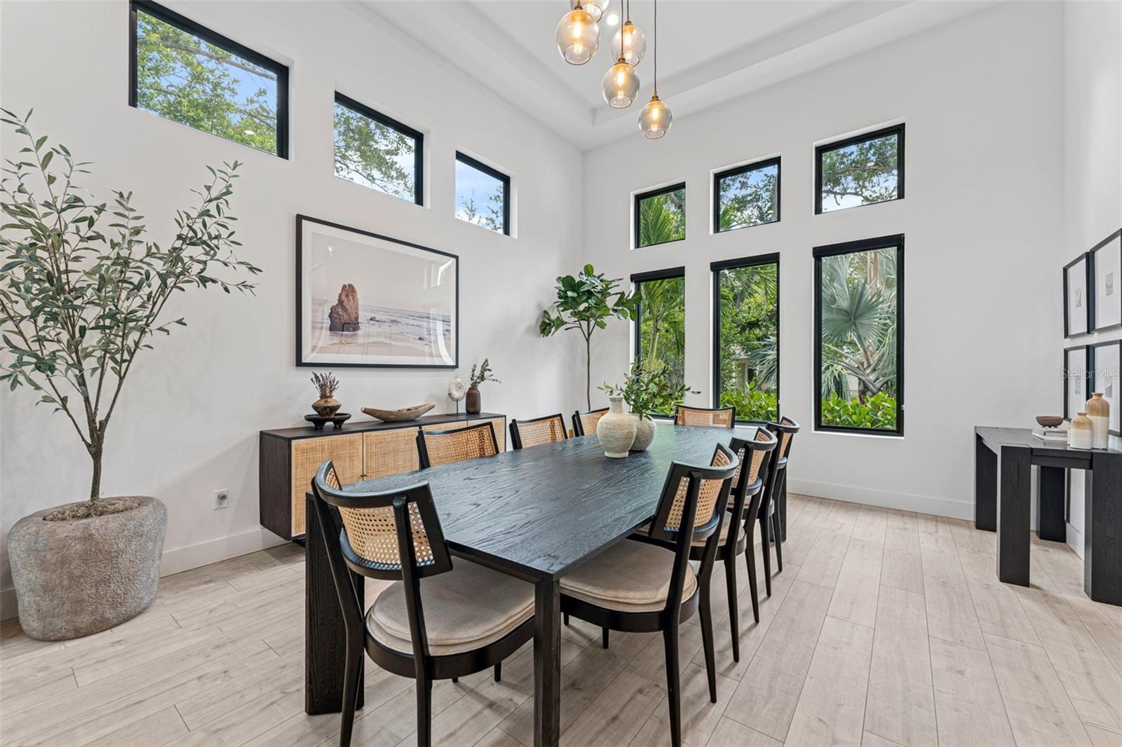 Listing photo id 5 for 4527 Azeele Street