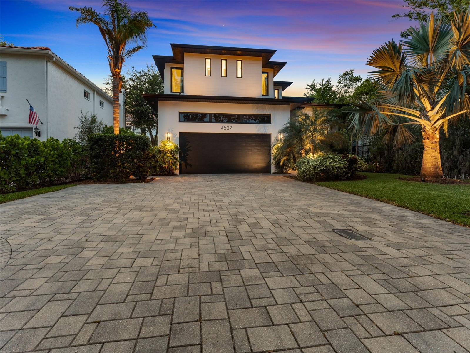 Listing photo id 68 for 4527 Azeele Street