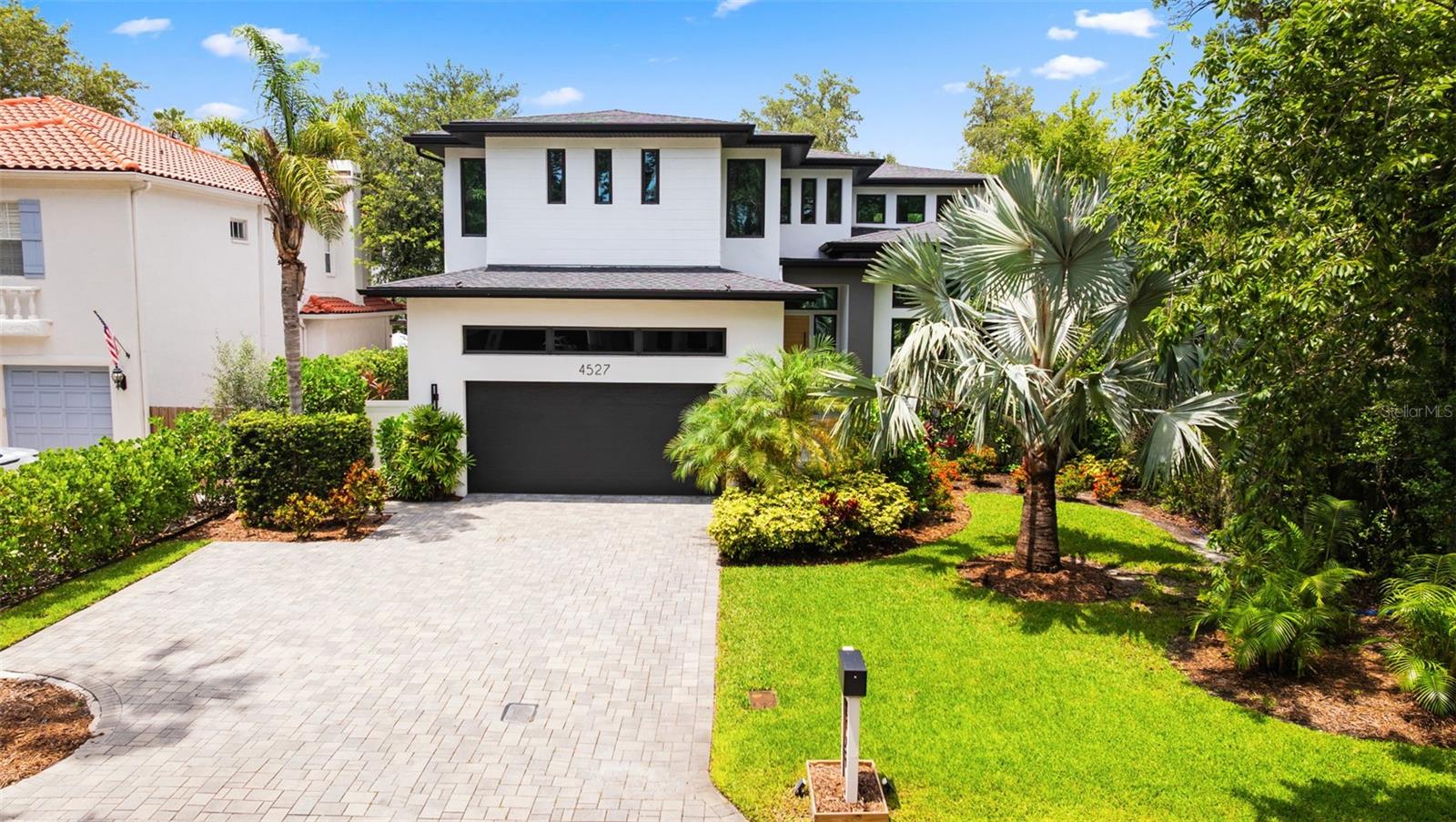 Listing photo id 70 for 4527 Azeele Street