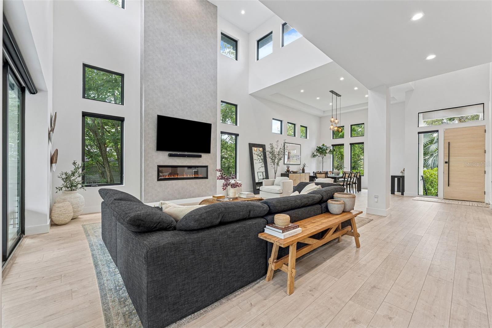 Listing photo id 7 for 4527 Azeele Street