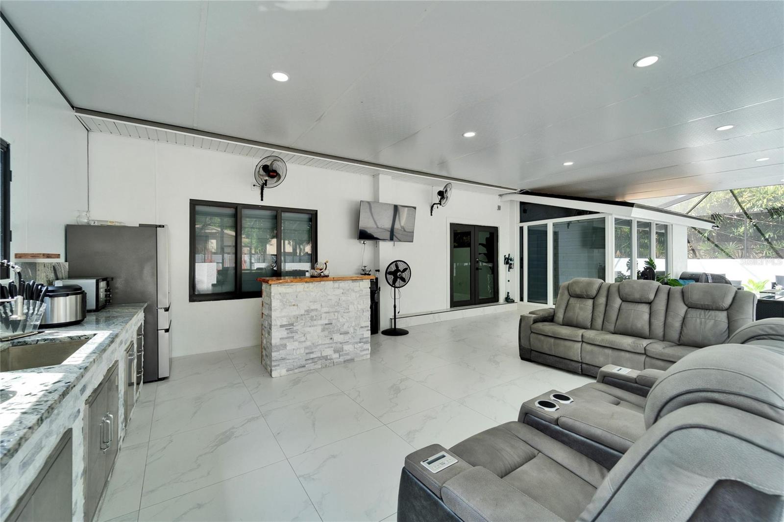 Image 21 of 100 For 18852 Tracer Drive