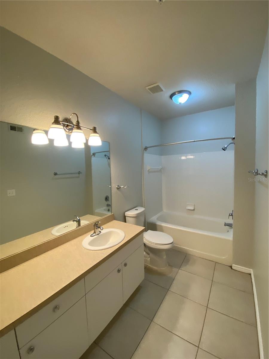 Listing photo id 9 for 4323 Bayside Village Drive 309
