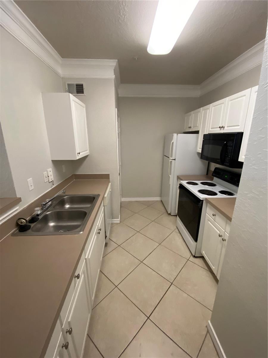 Listing photo id 3 for 4323 Bayside Village Drive 309