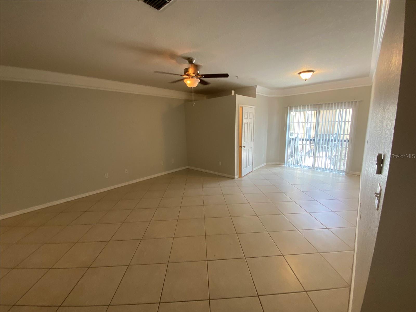 Listing photo id 4 for 4323 Bayside Village Drive 309