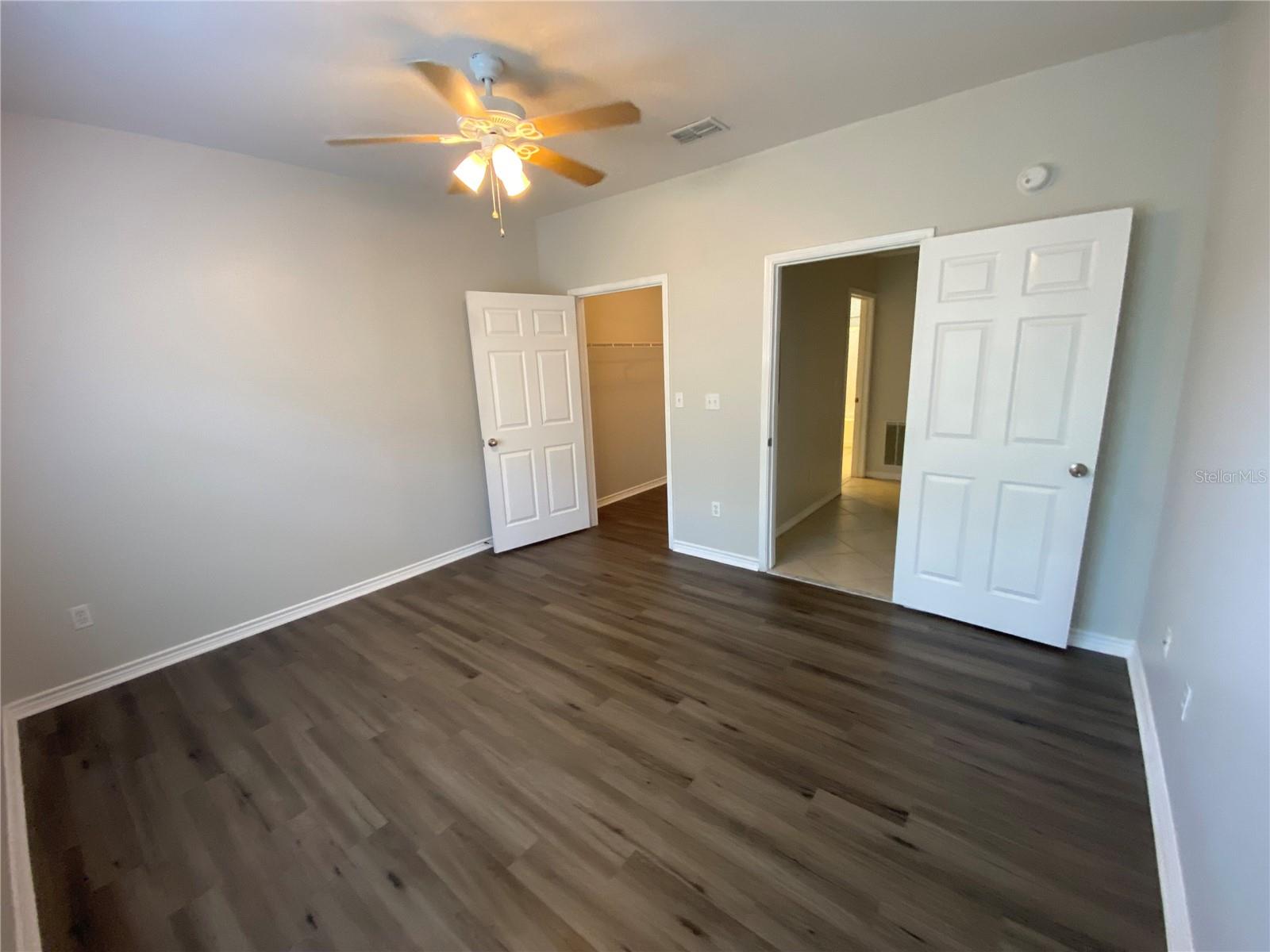 Listing photo id 7 for 4323 Bayside Village Drive 309