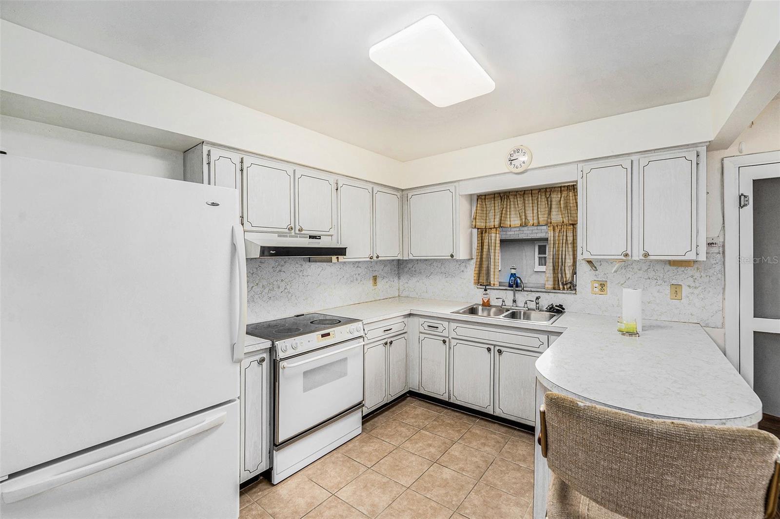 Listing photo id 9 for 6875 Versailles N 6875